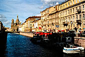 San Pietroburgo - vista del canale Griboedov con la Chiesa del Salvatore sul Sangue in lontananza. 